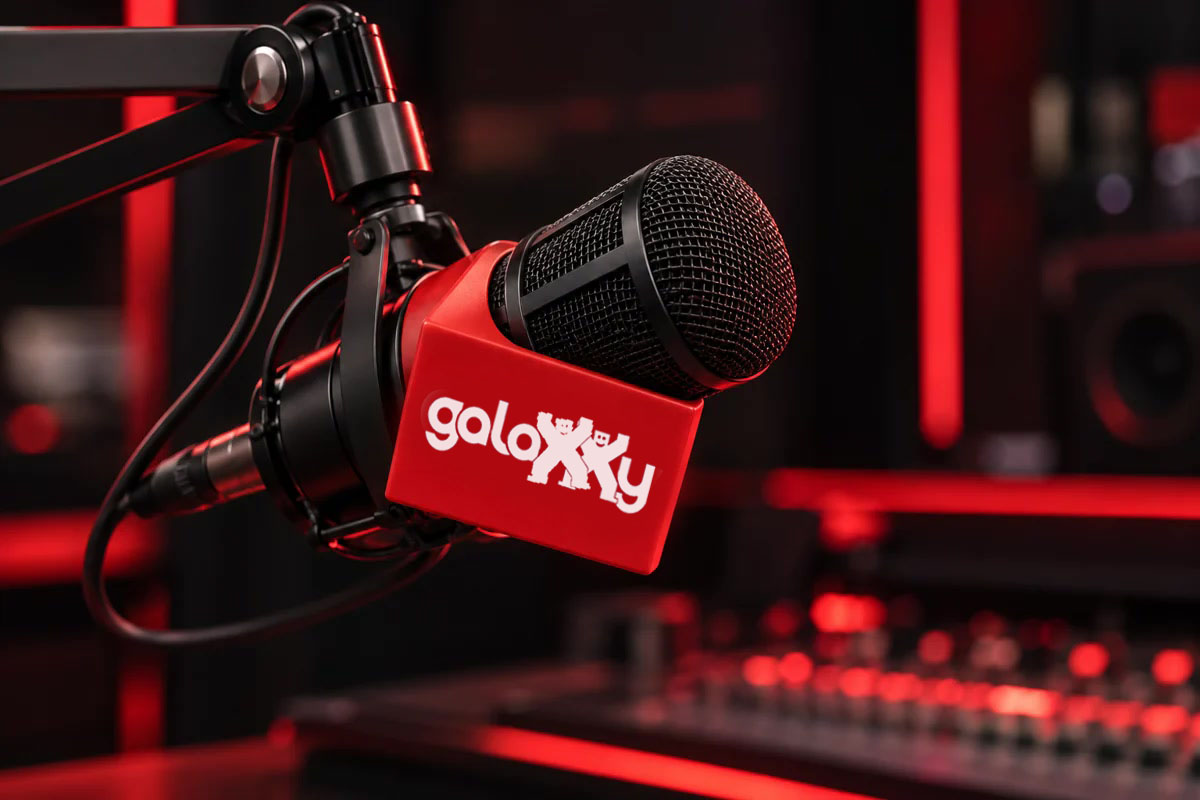 Micro de studio noir et rouge portant le nom GalaXXy — illustration